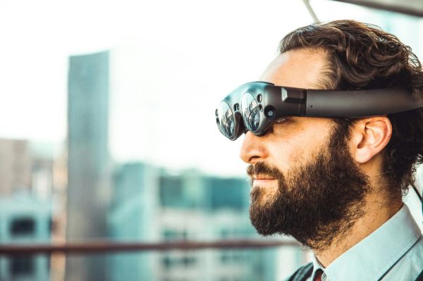 AR/VR 中的光子：变革沉浸式技术