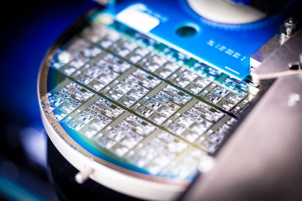 Photon Bridge 与 CPFC 达成合作,验证可扩展多波长光源的生产路径