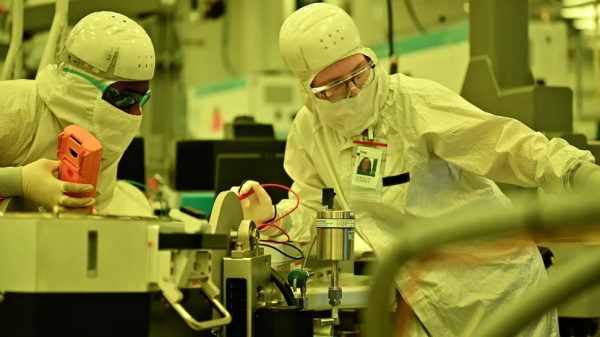 英特尔制程路线图再延伸:10A/7A 正式立项,14A 率先导入 High-NA EUV,关键 PDK 十月发布