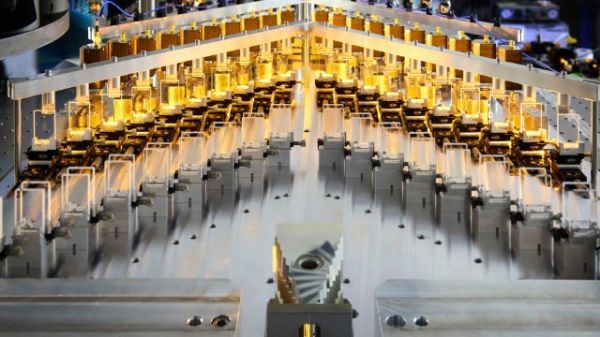 量子计算规模化关键一步：2000原子独立可控，激光光镊技术再突破