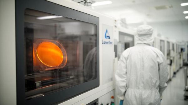 Lasertec预计净利润增长16%至900亿日元,AI芯片需求持续推动业绩