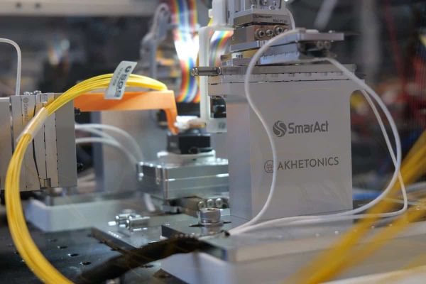 Akhetonics与SmarAct共研纳米定位平台，推进全光数字计算设备开发