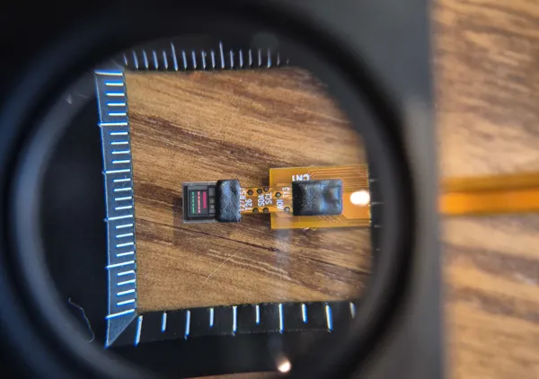 美国Inlighten Technologies携手中国星钥半导体共推MicroLED微显示量产，首款双色堆叠原型亮相